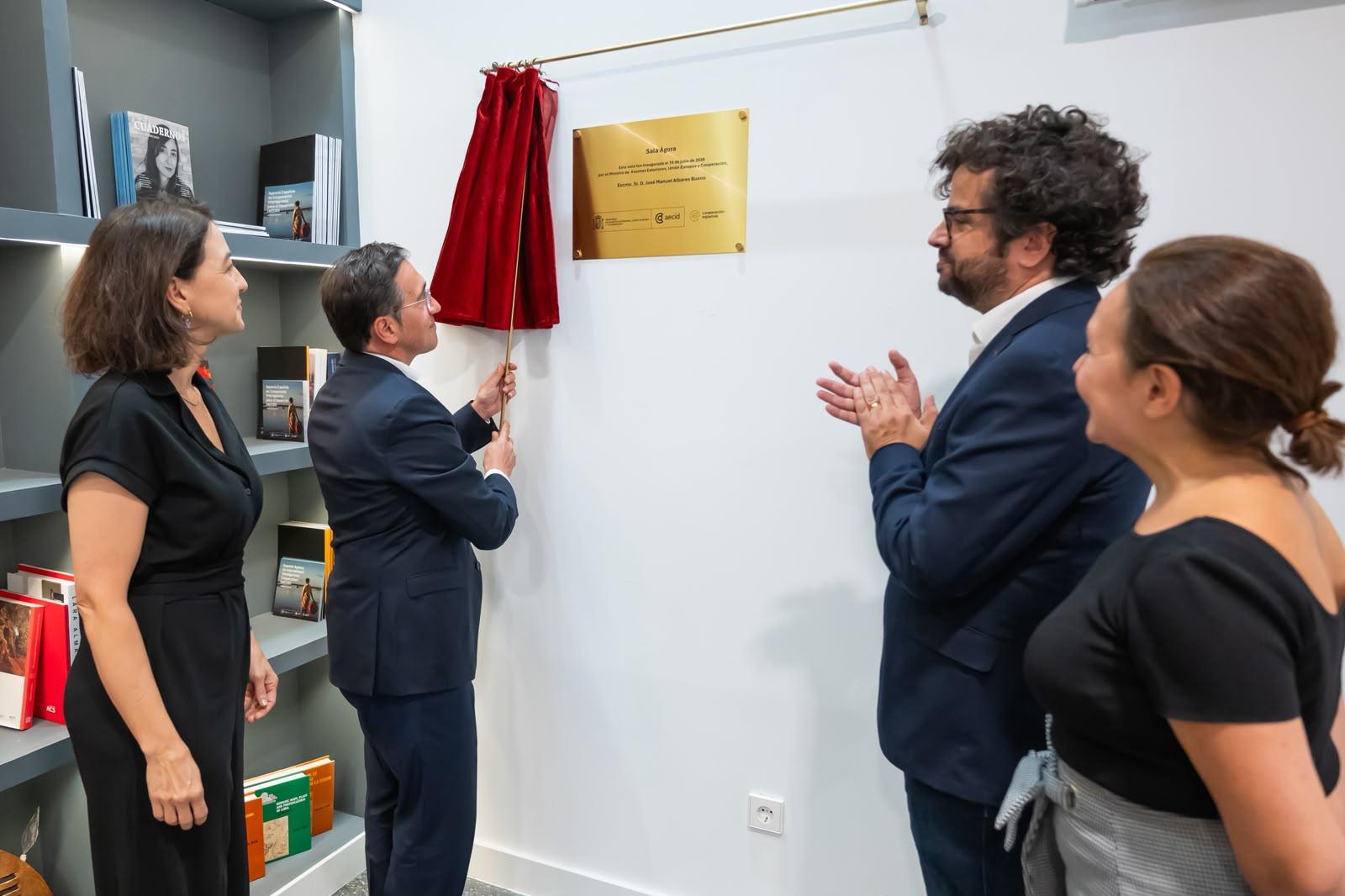 Albares inaugura la Sala Ágora, el nuevo espacio de la Biblioteca AECID