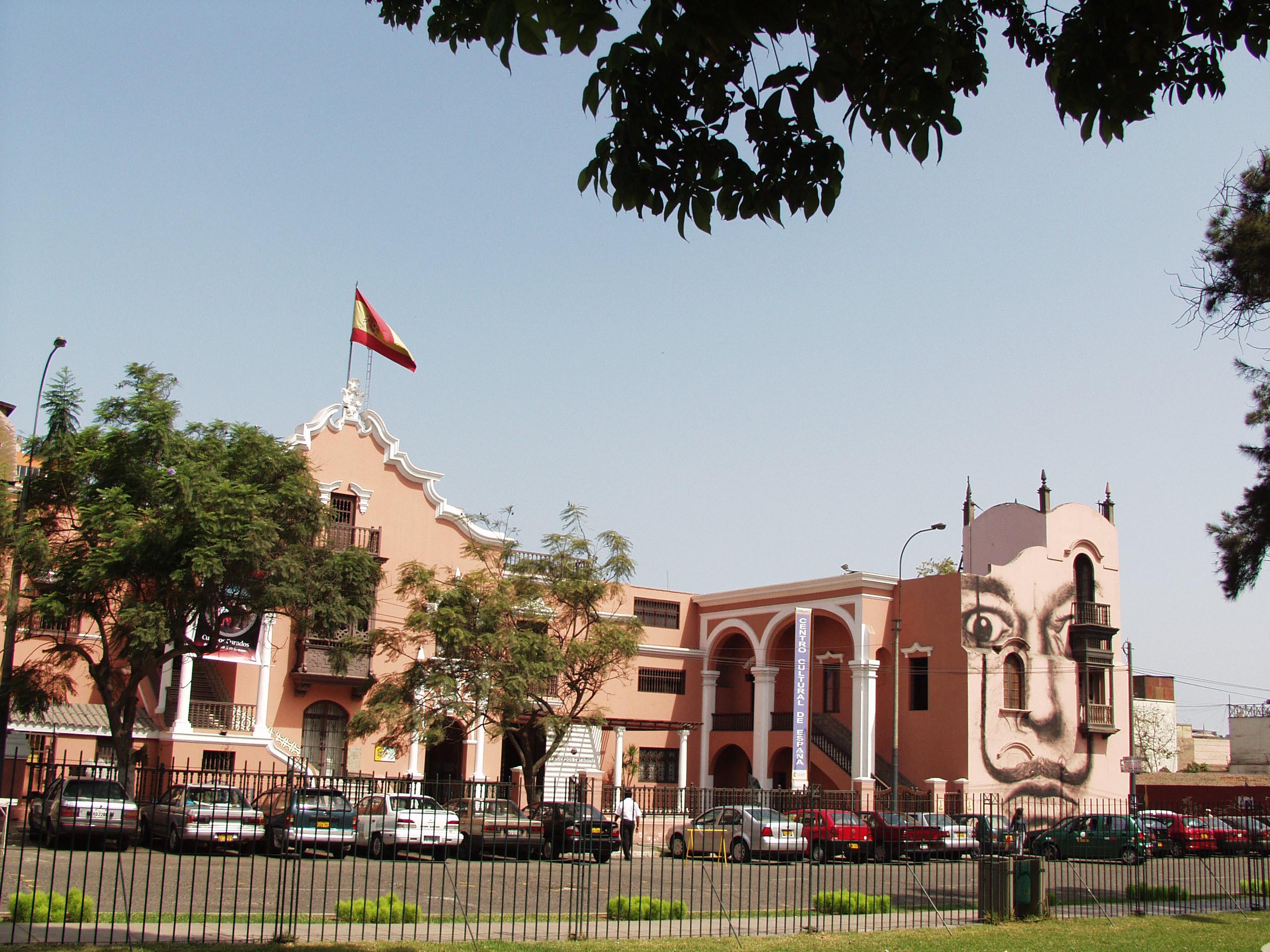 Fachada del Centro Cultural en Perú