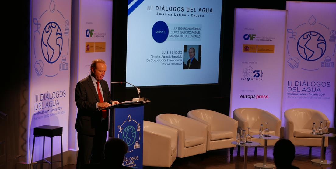 El director de la AECID en una de las sesiones