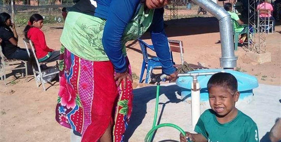 indígena con niño 