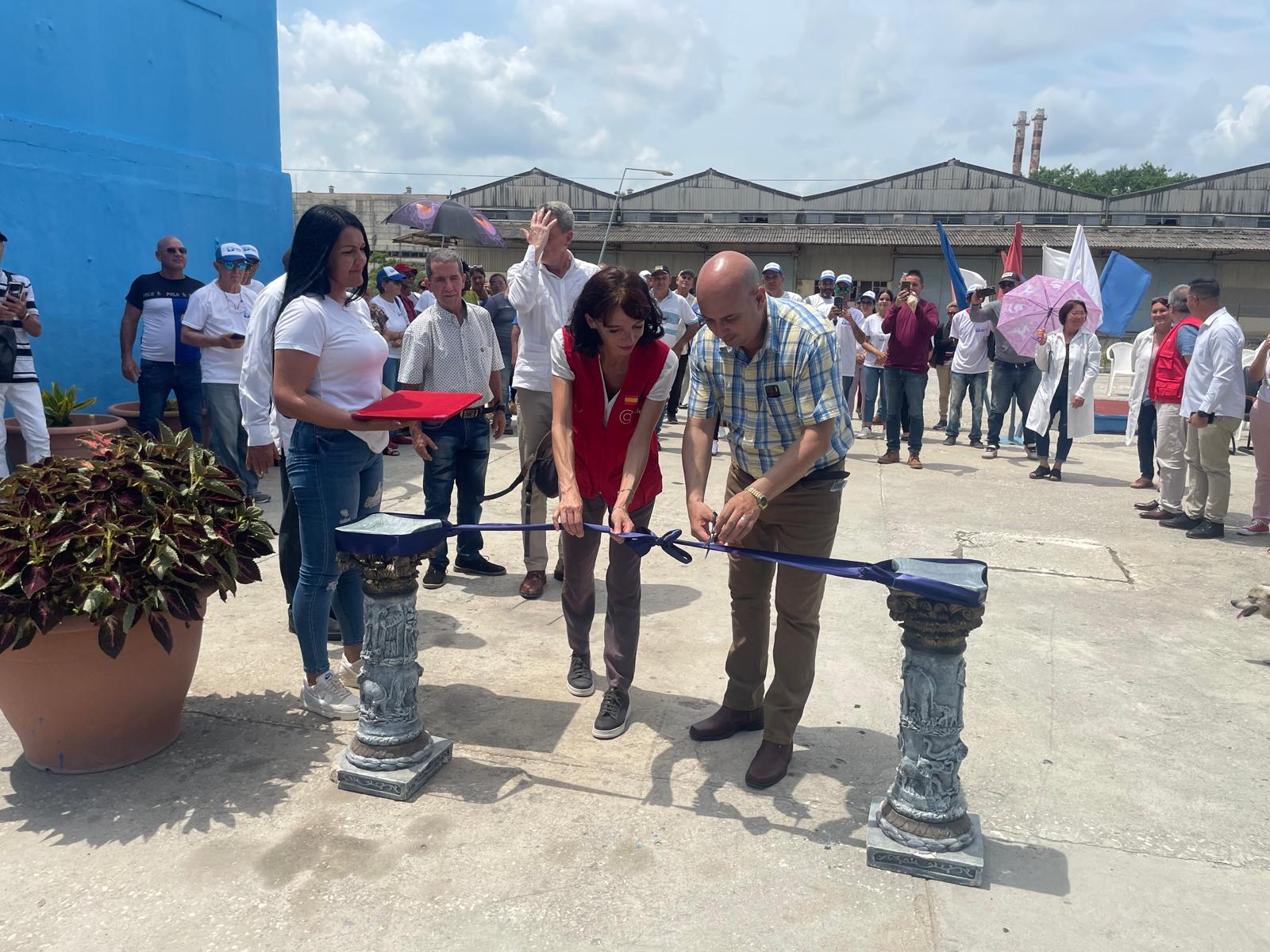 La subdirectora general, Emma Orejudo, inaugurando la planta de agua potable de Jatibonico