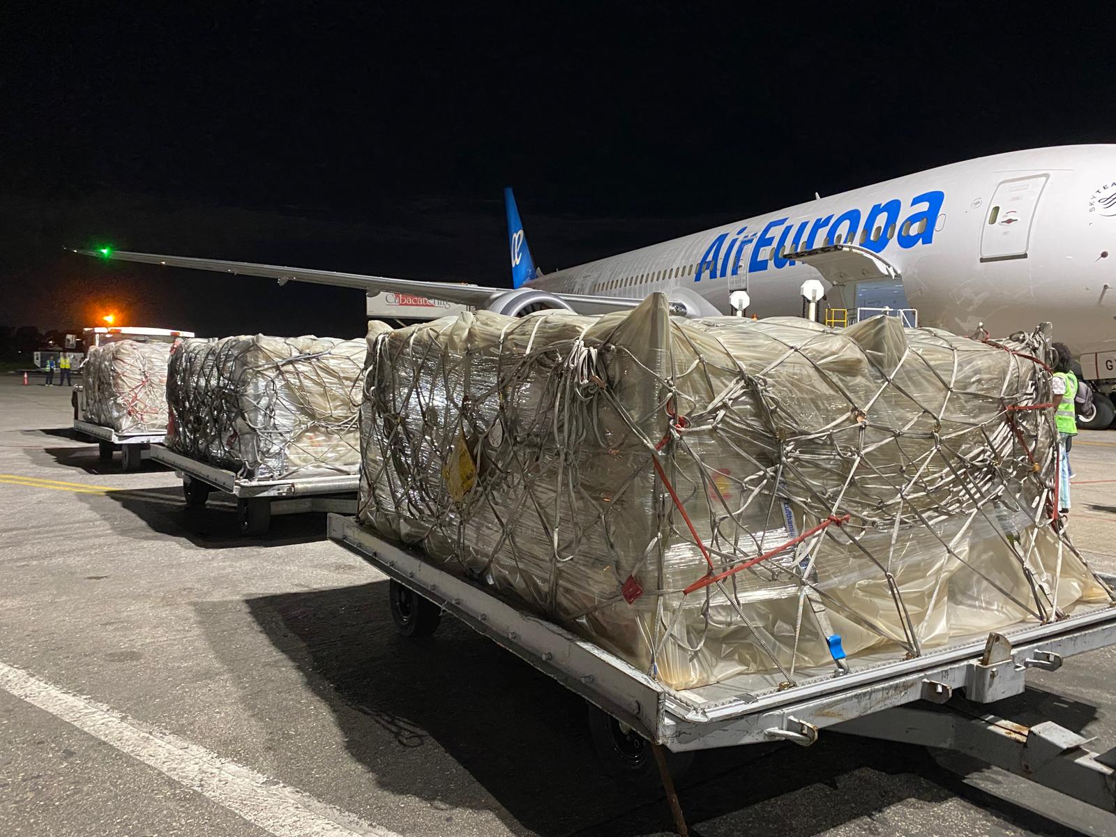 Descarga, en el Aeropuerto de La Habana, de parte de la Ayuda Humanitaria española a Cuba.